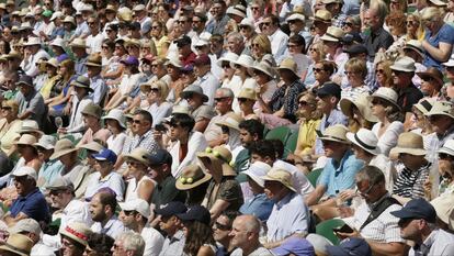 Espectadores durante el partido de cuartos de final de Wimbledon entre el serbio Novak Djokovic y el nipón Kei Nishikori.