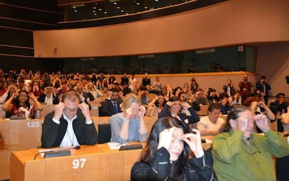 Foto del Parlamenteo Europeo durante la meditación guiada que dirigió Sri Sri Ravi Shankar el martes 21 de abril.