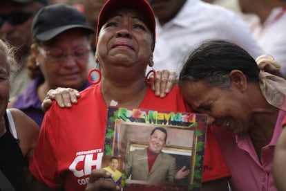 Unas mujeres lloran en el exterior del hospital militar donde ha muerto el presidente venezolano, Hugo Chávez, a los 58 años.
