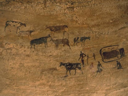 Pintura rupestre con una escena cotidiana con el ganado en el Neolítico, en  Tassili n’Ajjer (Argelia). 