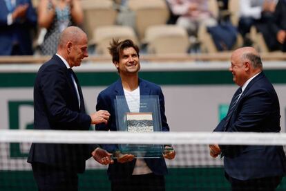 Ferrer, entre Forget y Giudicelli, ayer en Roland Garros.