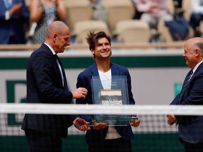 Ferrer, entre Forget y Giudicelli, ayer en Roland Garros.