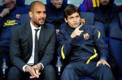 Pep Guardiola, sentado junto a Tito Vilanova en el banquillo del Camp Nou