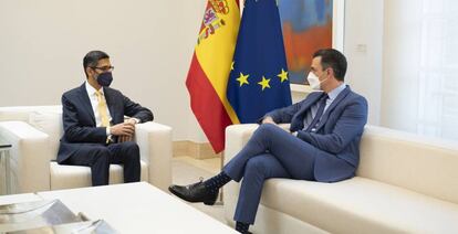 El consejero delegado de Google, Sundar Pichai, y el presidente del Gobierno , Pedro Sánchez, en el Palacio de la Moncloa.