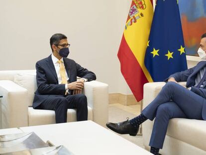 El consejero delegado de Google, Sundar Pichai, y el presidente del Gobierno , Pedro Sánchez, en el Palacio de la Moncloa.