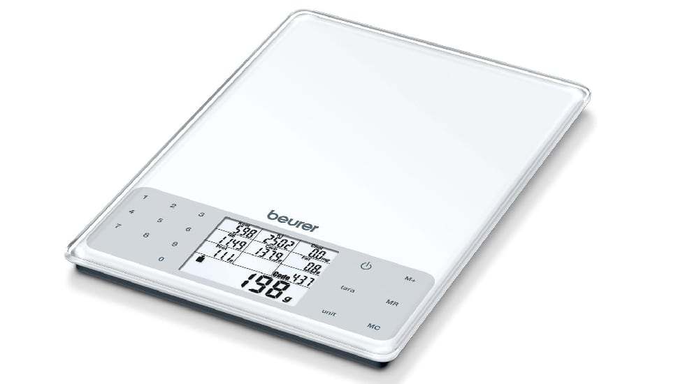 Vista cenital de la báscula digital con análisis nutricional de la marca Beurer.