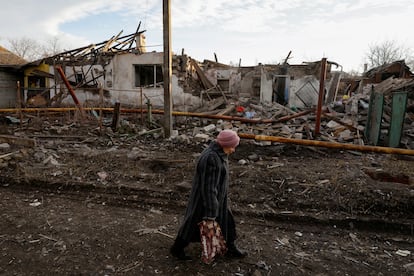 Una mujer pasa frente a casas destruidas por un ataque aéreo en Makíyivka, en Óblast de Donetsk, una región ucraniana controlada por Rusia, el 15 de enero de 2025. 