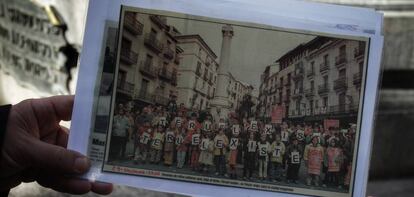 Manuel Gimeno muestra una foto de las primeras movilizaciones, hace 20 años.