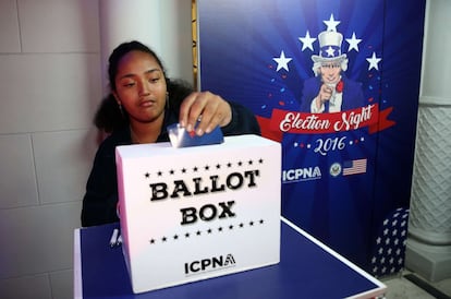 Una estudiante participa en un simulacro electoral durante la noche de elecciones estadounidenses en la sede de la Embajada en Lima (Perú).