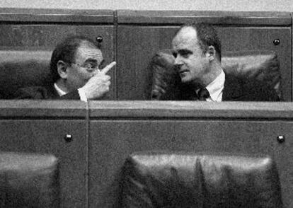 Javier Madrazo (IU) y Joseba Egibar (PNV) durante el pleno de ayer en el Parlamento vasco.