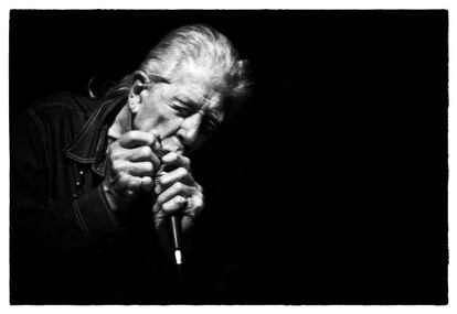 John Mayall a sus 80 a&ntilde;os, un icono del blues. 