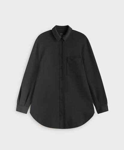 De estilo masculino y en color oscuro, si buscas una prenda que puedas ponerte prácticamente todo el año y cumpla con tus estándares de estética vanguardista, esta camisa de Oysho es lo que necesitas.

Antes 45,99€, AHORA 12,99€