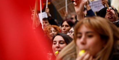 Protestas ante los centros de Zara yPull & Bear en la calle Preciados de Madrid, en demanda de mejoras salariales de los trabajadores de Inditex.