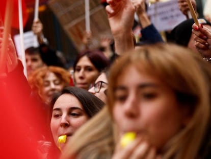 Protestas ante los centros de Zara yPull & Bear en la calle Preciados de Madrid, en demanda de mejoras salariales de los trabajadores de Inditex.