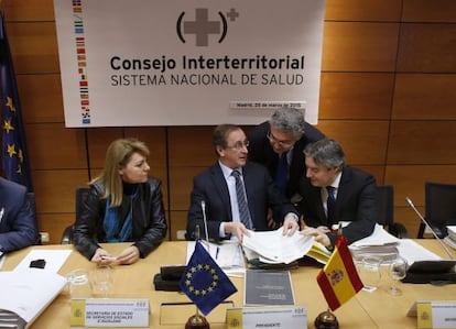 De izquierda a derecha, Susana Camarero (secretaria de Estado de Servicios Sociales e Igualdad), Alfonso Alonso (ministro de Sanidad), Agust&iacute;n Rivero (director general) y Rub&eacute;n Moreno (secretario general de Sanidad), ayer, en el Consejo Interterritorial de Sanidad celebrado en Madrid.