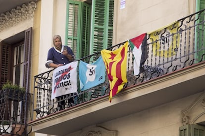 Una mujer en la finca colindante de la Calle Consell de Cent oberva la operación antiterrorista. A través de la cuenta de Twitter, la policía regional de Cataluña anunció la detención de 14 personas en el dispositivo que llevaron a cabo en Barcelona e Igualada.