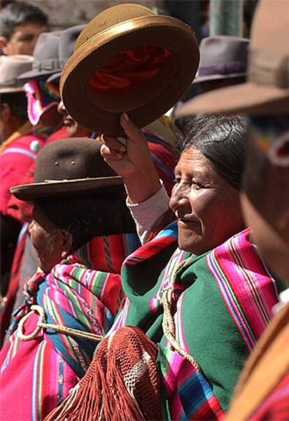 Campesinos bolivianos participan de una marcha en las inmediaciones del Palacio de Gobierno en La Paz