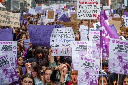 Miles de mujeres han recorrido la Gran Vía madrileña tras la concentración celebrada este viernes en la Puerta del Sol, dentro de la huelga estudiantil-feminista del 8M. En la imagen, un grupo de manifestantes exhiben pancartas reivindicativas de los derechos de las mujeres y de condena de la violencia machista.