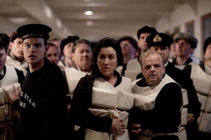 Los actores Maria Doyle Kennedy (centro) y Toby Jones (derecha), en un momento de la serie.
