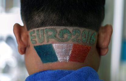 Un aficionado tailandés, se prepara para la Eurocopa 2016 en una peluquería de Chiang Mai en Tailandia.