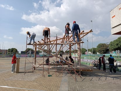 Jóvenes trabajan en algunas adecuaciones de El Bicho, en el parque El Porvenir.