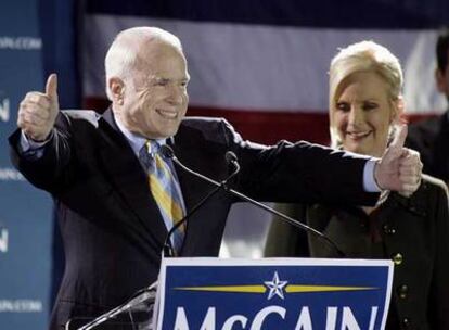 John McCain, junto a su esposa, Cindy, celebra la victoria en las primarias de Florida el martes pasado.