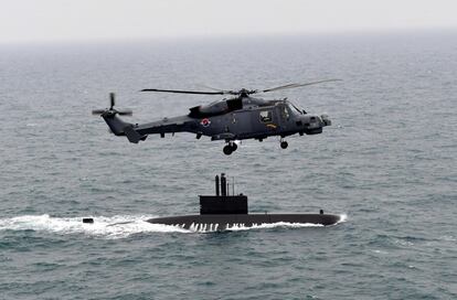 Un helicóptero AW-159 Wildcat y un submarino participan en unas maniobras en el mar Amarillo. La Armada surcoreana informó que cuatro Wildcats más se han unido a la flota para operaciones de combate en la línea fronteriza.