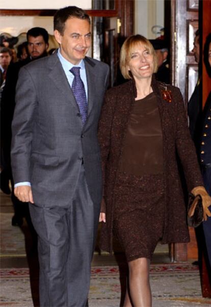 José Luis Rodríguez Zapatero llega al Congreso de los diputados acompañado de su esposa, Sonsoles Espinosa. Zapatero es el quinto presidente del Gobierno de la democracia y el único presente en los actos de conmemoración del 26 aniversario de la Constitución.