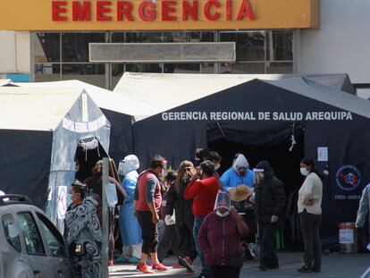 Pacientes con síntomas de covid-19 esperan a las puertas de un hospital en Arequipa, Perú.
