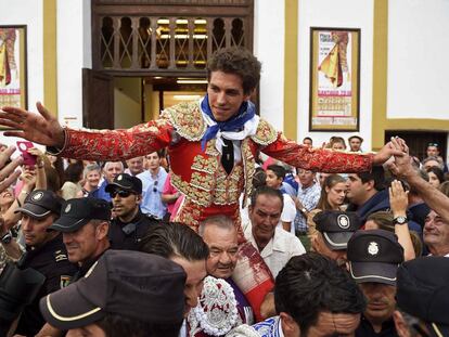 El torero Gin&eacute;s Mar&iacute;n sale por la puerta grande tras la corrida celebrada en la plaza de Cuatro Caminos de Santander.