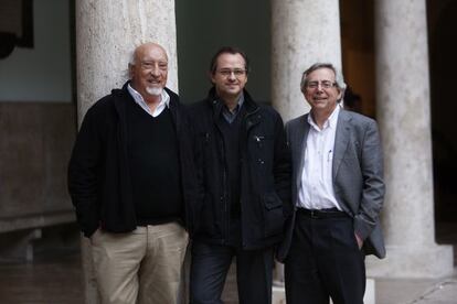 Antonio Ariño, a la derecha, antes de una charla en la Nau entre el escritor Manuel Vicent y el periodista Miquel Alberola, en 2014.