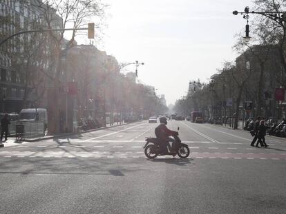 El paseo de Gràcia, en Barcelona, casi vacío este viernes por la mañana.