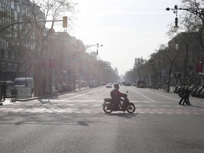 El paseo de Gràcia, en Barcelona, casi vacío este viernes por la mañana.