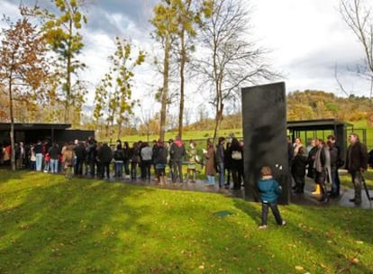 Decenas de personas se agolpan ayer a la entrada del museo Chillida-Leku, en Hernani.