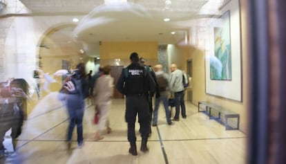 Agentes de la Guardia Civil, en la empresa municipal de aguas de Girona.