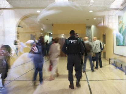 Agentes de la Guardia Civil, en la empresa municipal de aguas de Girona. 