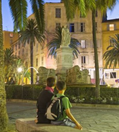 Estatua de Napoleón en la plaza de Foch,en Ajaccio.