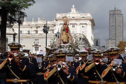 Procesión de la imagen de la Virgen de la Almudena en 2022, en Madrid, a la salida de la Catedral.

