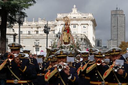 Procesión de la imagen de la Virgen de la Almudena en 2022, en Madrid, a la salida de la Catedral.
