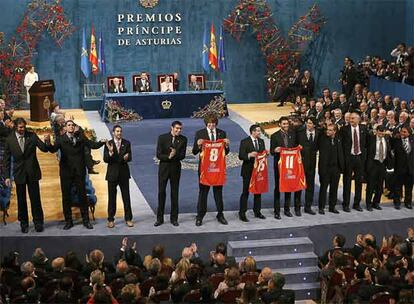 Gasol recibió, junto a toda la selección espeñola, el premio Príncipe de Asturias de los Deportes 2006.