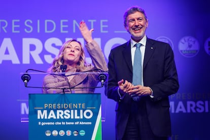 Giorgia Meloni y el gobernador de la región de Abruzo, Marco Marsilio, durante un acto de campaña el pasado miércoles.
