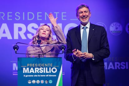 Giorgia Meloni y el gobernador de la región de Abruzo, Marco Marsilio, durante un acto de campaña el pasado miércoles.