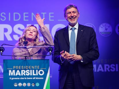 Giorgia Meloni y el gobernador de la región de Abruzo, Marco Marsilio, durante un acto de campaña el pasado miércoles.