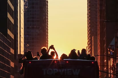 El fenómeno también se observa en invierno, aunque a menudo las condiciones meteorológicas suelen ser adversas. En la imagen, un autobús turístico en Times Square.