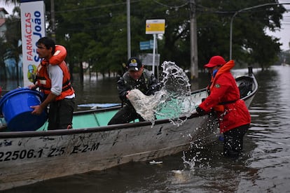 Un hombre saca agua de su barco en una zona inundada este jueves en el municipio de Canoas, estado de Rio Grande do Sul (Brasil). Los cuerpos de salvamento de Brasil rescataron a varias personas con hipotermia que seguían refugiadas en sus casas, en medio de las inundaciones que mantienen gran parte de la ciudad de Porto Alegre bajo el agua desde hace casi dos semanas.