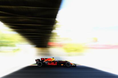 El australiano Daniel Ricciardo conduciendo su Red Bull en la primera sesión de libres del Gran Premio de España, en el circuito Montmeló de Barcelona.