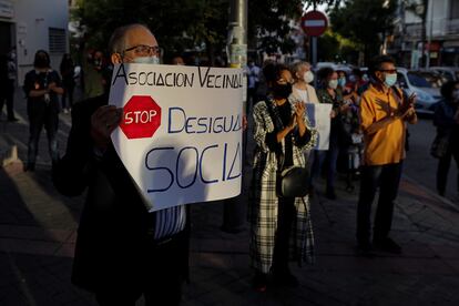 Asociaciones de vecinos protestan frente al Centro de Salud Ángela Uriarte en favor de la Sanidad Pública y contra los confinamientos selectivos, en el barrio de Puente de Vallecas, este jueves en Madrid.