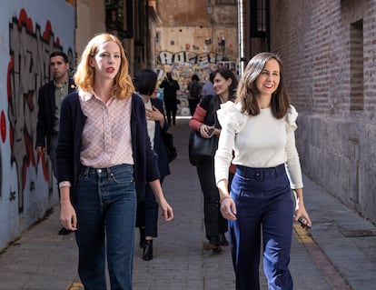 La ministra de Derechos Sociales y Agenda 2030, Ione Belarra (derecha) junto con la secretaria de Estado para la Agenda 2030, Lilith Verstringe (izquierda), el lunes en Valencia.
