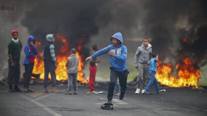 Varios niños residentes en el municipio de Ocean View participan en una protesta y bloqueo de una carretera contra la falta de vigilancia en su zona en Ciudad del Cabo (Sudáfrica).