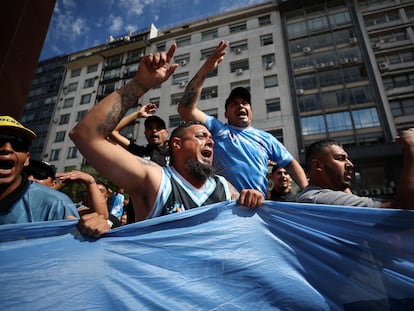 Manifestantes protestan hoy contra las reformas económicas del nuevo presidente argentino, Javier Milei, cerca del Palacio de Justicia en Buenos Aires, Argentina.